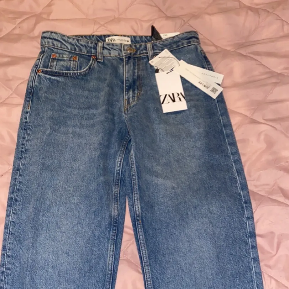 HELT nya midrise-jeans ifrån zara. Aldrig använda. Köpte två storlekar o dessa va för små, anser att dom är ganska små i storleken. Sitter som strl 36/S. Postar i originalbox ifrån Zara!💕. Jeans & Byxor.