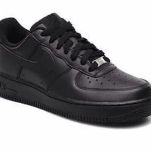 Nike air force one - Säljer ett par Nike air force 1 inga skador, vid intessse kan jag skicka bild strorlek 37,5 tänkte mig 400kr + frakt vid snabb affär kan pris diskuteras