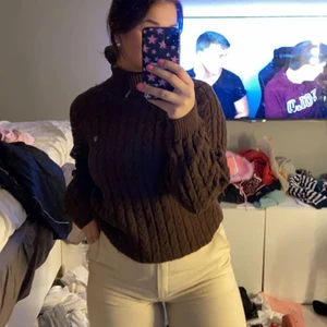 Brun stickad polo🤎 - Helt oanvänd stickad polo tröja. Storlek L så den sitter snyggt oversize på mig som är en s/m. Köparen står för frakten. Nypris 500🤎