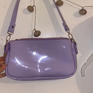 Ljus lila väska  - Ljuslila väska från shein. Stor och får plats me väldigt mycket jämfört med andra liknande väskor. Använd ett fåtal gånger💕