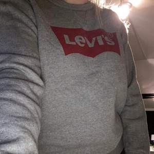En super fin grå Levis stickad tröja. Den är i fint skick och knappt använd, i storleken S. Köparen står för frakten❤️