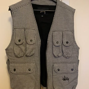 Stussy väst - Strl S herr så oversize. Köptes på Shelta 2019 för 1400kr men användes aldrig tyvärr. Älskar den! 