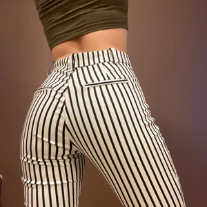 Randiga byxor - Säljer dessa, pga. de är lite för korta på mig (jag är 170). De är storlek 38, men sitter kanske mer som 36 (stretchigt tyg).