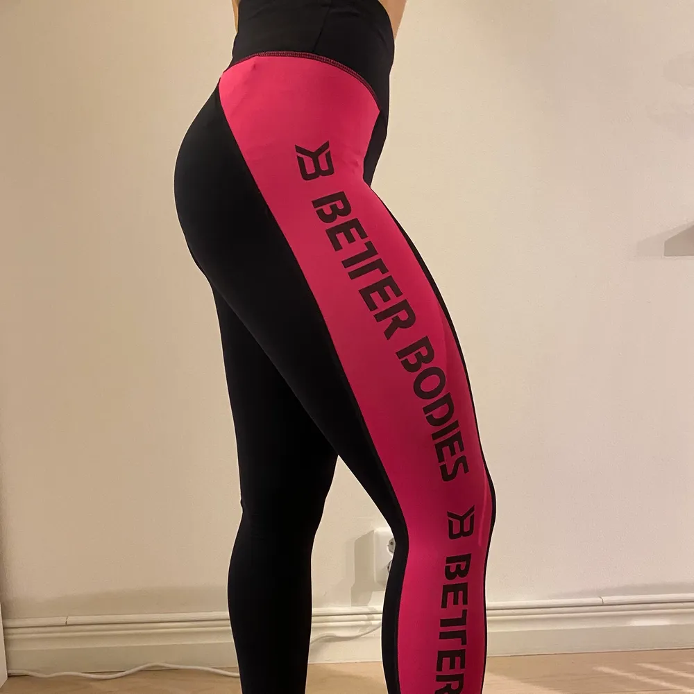 Snygga tights från better bodies! Storlek XS men passar S lika bra. Fin rosa färg. Säljes då de inte kommer till användning. Använda en gång. Kan mötas upp och skickas. . Jeans & Byxor.