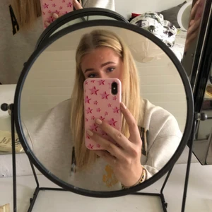 Mobilskal - 2 superfina mobilskal för iPhone X, säljs pga att de inte passar min nya telefon. Alla är rosa och i hårdare silikon/plast. Andvända 2 gånger och i superfint skick! 20kr för båda eller 10 styck!