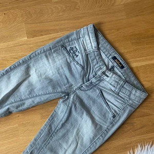 Vintage jeans - Säljer dessa lågmidjade vintage byxor som inte finns att få tag i längre. Min mammas gamla frpn när hon var ung och är i jättefint skick. Skriv för fler bilder!