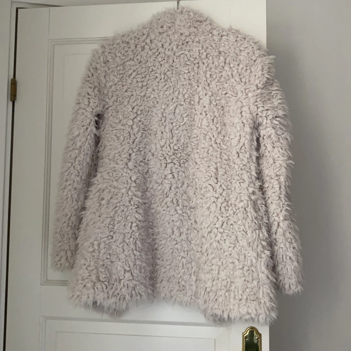 Mysig pälsjacka med krage - 91