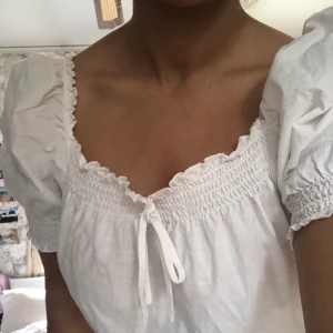 Vit Topp - H&M. Kortklippt. Hänger slappt ner. Knyte i mitten.