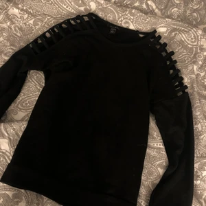 Sweatshirt  - Tröja från new yorker. Ribbad vid axlarna. Använd Max 3 gånger och som ny i skick💓