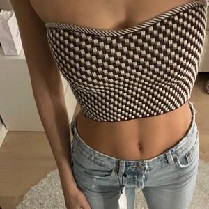 Festtopp  - Säljer denna populära slutsålda helt nya tubetoppen från mango. Prislappen är kvar och säljs för att den är lite liten på mig och det var försent att lämna tbx. BUDA ELLER KÖP DIREKT FÖR 300kr!!💗💗✨