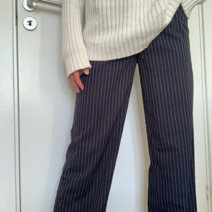 Randiga kostymbyxor från NA-KD - Nästan ardig använda super fina kostymbyxor från NA-KD. Perfekt längd på mig som är 170. Skulle säga att de passa storlek 34-36. Nypris var 500.