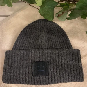 Acnemössa  - Säljer min acnemössa som jag använt en del! Den är ny tvättad och redo att få en ny ägare🙆🏼‍♀️  400kr eller högsta bud! Frakt tillkommer. Skriv om du har några funderingar💞 OBS det är bara skugga som gör att mössan är olika nyanser! Säljer även mössan på Tise!