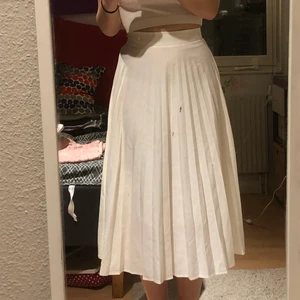 Veckad vit kjol - Jättevacker kjol som har blivit för liten😞 är inprincip oanvänd! Obs fläcken som syns sitter på speglen inte kjolen❤️❤️