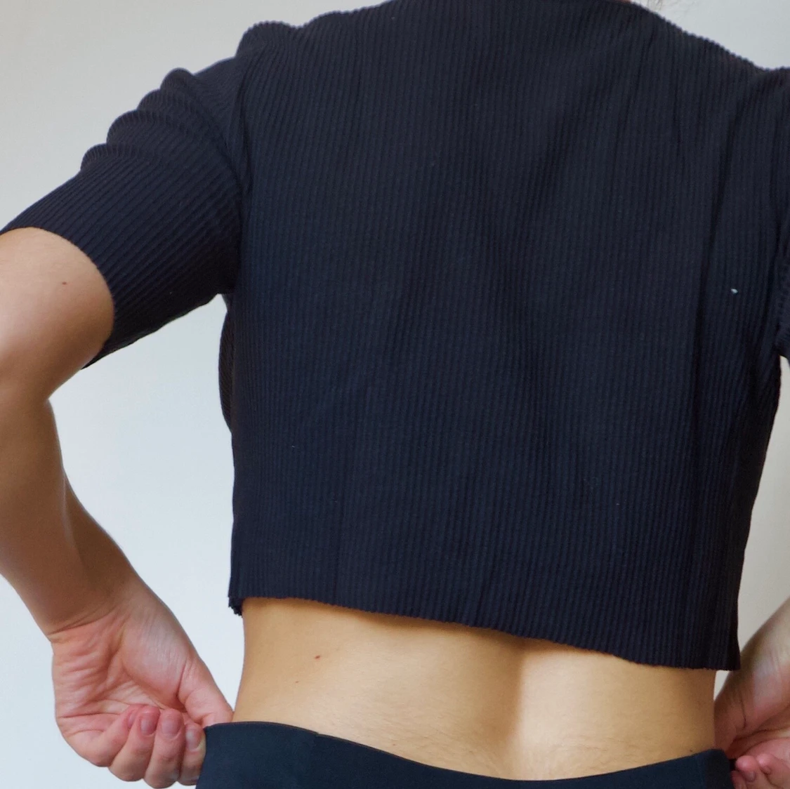 SVART RANDIG TOPP - 90