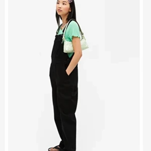 Hängselbyxor  - Fina hängselbyxor från monki❤️ kommer tyvärr inte till användning och passar både S och M, eftersom att de är oversize. Är tvättade två gånger, så färgen är inte lika svart som på bilden 💗 frakt är inkl priset