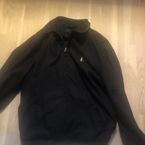 Polo track jacket - Stört snygga polo Ralph lauren jacket använd ett par gånger och är i riktigt bra skick fortfarande säljer på grund av ingen användning Nypris 2500(kom privat för fler bilder🤠)