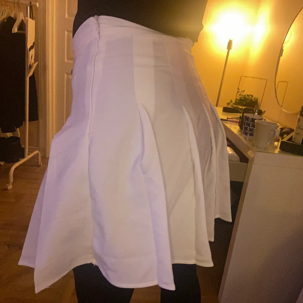 Veckad kjol från shein, vill bara bli av med därför de låga priset plus att den är från shein ☺️. Jackor.