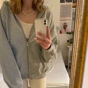 Grå zip hoodie brandy Melville  - Jättesnygg grå zipup hoodie från brandy Melville! Så tjockt material och jättefin oversized passform. Köpt för 420, säljer nu för 280. Den har inga defekter och är i nyskick (: Hör av dig vid frågor eller om du är intresserad 😊 