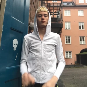 Y2k Hoodie - Jätte söt hoodie köpt second hand men för liten för mig tror det är S dam storlek. Rätt bra skick men framför allt ba en söt zip up. Vet inte märket men nice kvalite inga fläckar as nice broderatz