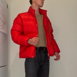 Holubar Puffer Jacka - Röd dunjacka från Holubar, modell Mustang BU15. Knappt använd, väldigt varm vinterjacka. Köpt ny från ssense.com för runt $600. Fyllning: 90% gåsdun, 10% fjädrar.