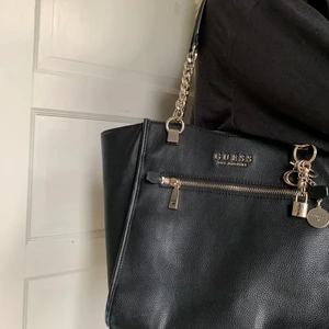 Guess väska  - Jättesnygg väska som jag köpte för 1 år sedan, bara använd vid enstaka tillfällen, så den är i väldigt bra skick. Vid snabb förhandling kan jag tänka mig ett längre pris. Nypris - 1500kr                       