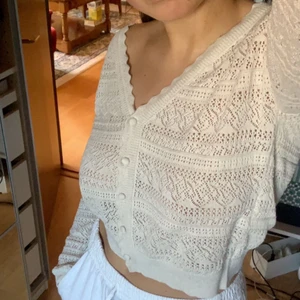 BENVIT KOFTA - SUPERSÖT kofta från Mango, aldrig använd bara prövad. Verkligen jättefinkofta som är så snygg till jeans eller kjol! Den har dessutom långa ärmar vilket är helt underbart. Säljer då den e för liten för mig:(