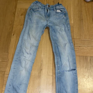 Byxor  - Blå byxor som jag har använt när jag var liten men jag vet inte varför jag har dem kvar men dem är jätte fina och om inte dem var små nu så skulle jag ta på mig dem någonstans jag har använt dem jätte lite typ bara 2 gånger men dem är ljus blå och jätte fina 