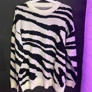 Tröja med zebra mönster  - köparen betalar för frakten 