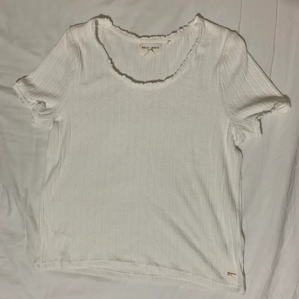 Fin vit t-shirt av den lite tajtare modellen från Lindex. Den är i storlek XL men passar även L då den sitter rätt tajt, den är även lite genomskinlig. Den är aldrig använd och i väldigt fint skick! Du betalar priset (110kr)+frakt. T-shirts.