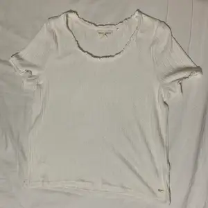 Fin vit t-shirt av den lite tajtare modellen från Lindex. Den är i storlek XL men passar även L då den sitter rätt tajt, den är även lite genomskinlig. Den är aldrig använd och i väldigt fint skick! Du betalar priset (110kr)+frakt