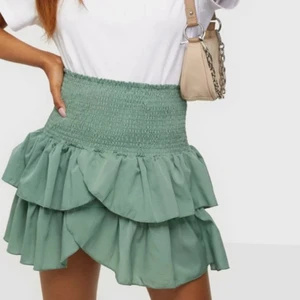 Volangkjol - jättefin grön volangkjol från NELLY! kommer ej till användning längre, nypris 449 💚 passar allt från XS-M