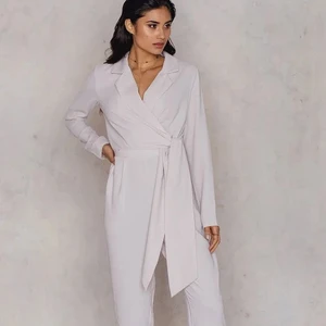JUMPSUIT  HANNALICIOUS x NAKD - Såå fin Blazer jumpsuit från Hanna Fribergs gamla kollektion med NA-KD.  Pris kan diskuteras.  Size xs. Aldrig använd, alla lappar kvar. #blazer #nakd #jumpsuit