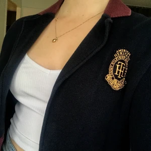 Preppy blazer - Stickad blazer från Tommy Hilfiger i bra skick. Från ”prep”-vårkollektionen 2013. Betalning via swish ⭐️