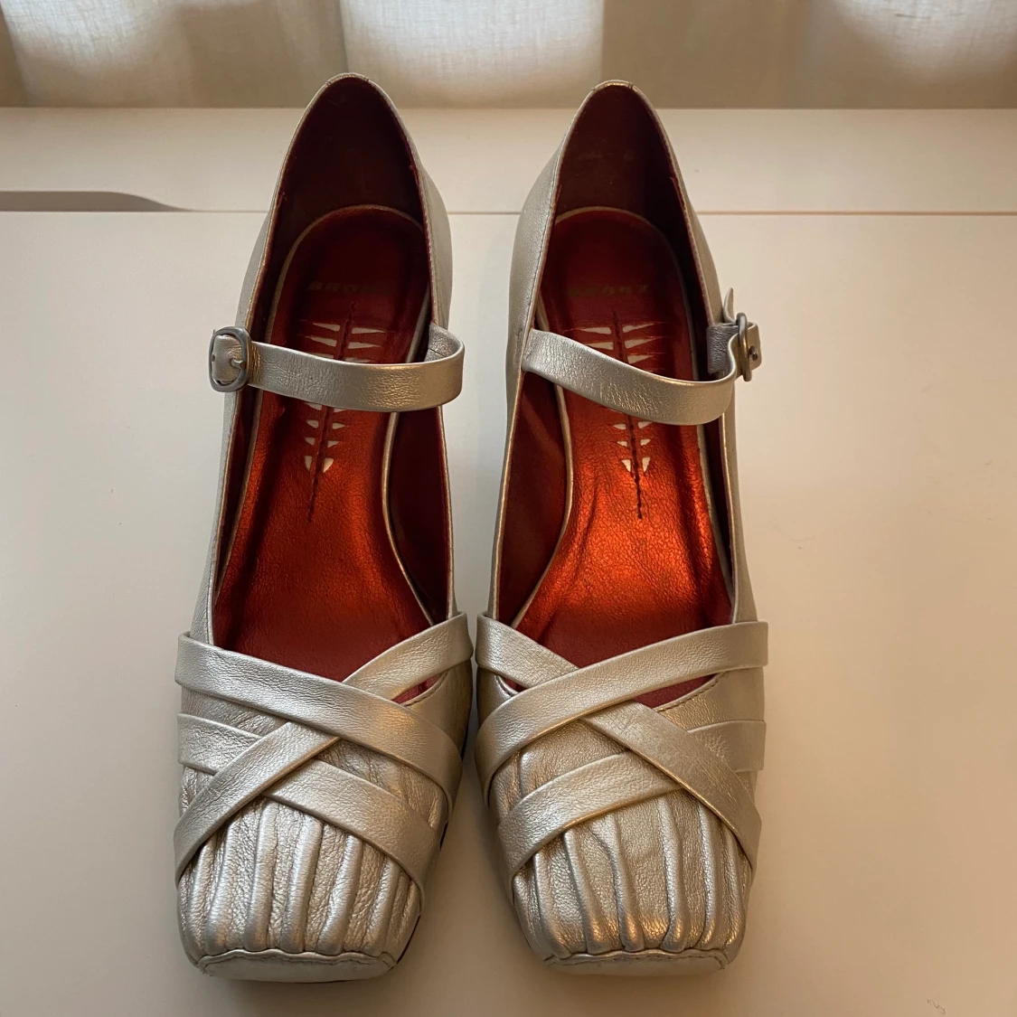 Silvriga klackar - Bronx - 90