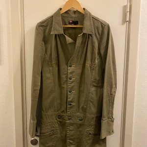 Kappa från Diesel - En armégrön halvlång kappa från Diesel. Bra skick!