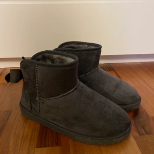 Grå uggs  - Jätte fina mörkgrå uggs ifrån märket Anna Field🤍 Storlek 39. Endast använda ute 1 gång, de är i väldigt bra skick