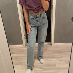 ljusblåa jeans storlek EU 32 - Snygga ljusblåa jeans i storlek EU 32 köpt från Prettylittlething. Är använda men i bra skick. (ska finnas snören till anklarna men dom saknas).☺️ Jag är runt 170 och dom är i perfekt längd till fötterna och högmidjade💖
