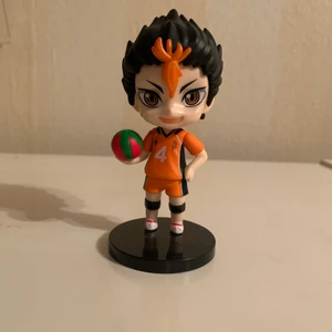 Anime figur manga haikyu - Anime figur! Hans fotstöd gick tyvärr utav så han behövde bli limmad men annars är han i bra skick! Yu Nishinoya från Haikyuu!! Det färgade håret är väldigt orange men annars är den lik :) skriv privat om du har frågor :)