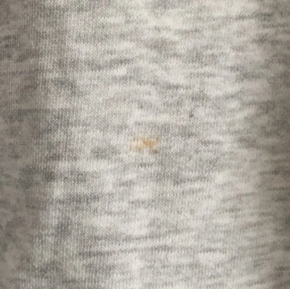 Mysig gråvit hoodie från Weekday! Defekter: Tyvärr är det en liten fläck som jag inte fått bort i tvätten samt ett litet hål från larmet (se bilder) Detta har dock inte varit något som stört eller märkts tydligt😌 . Tröjor & Koftor.
