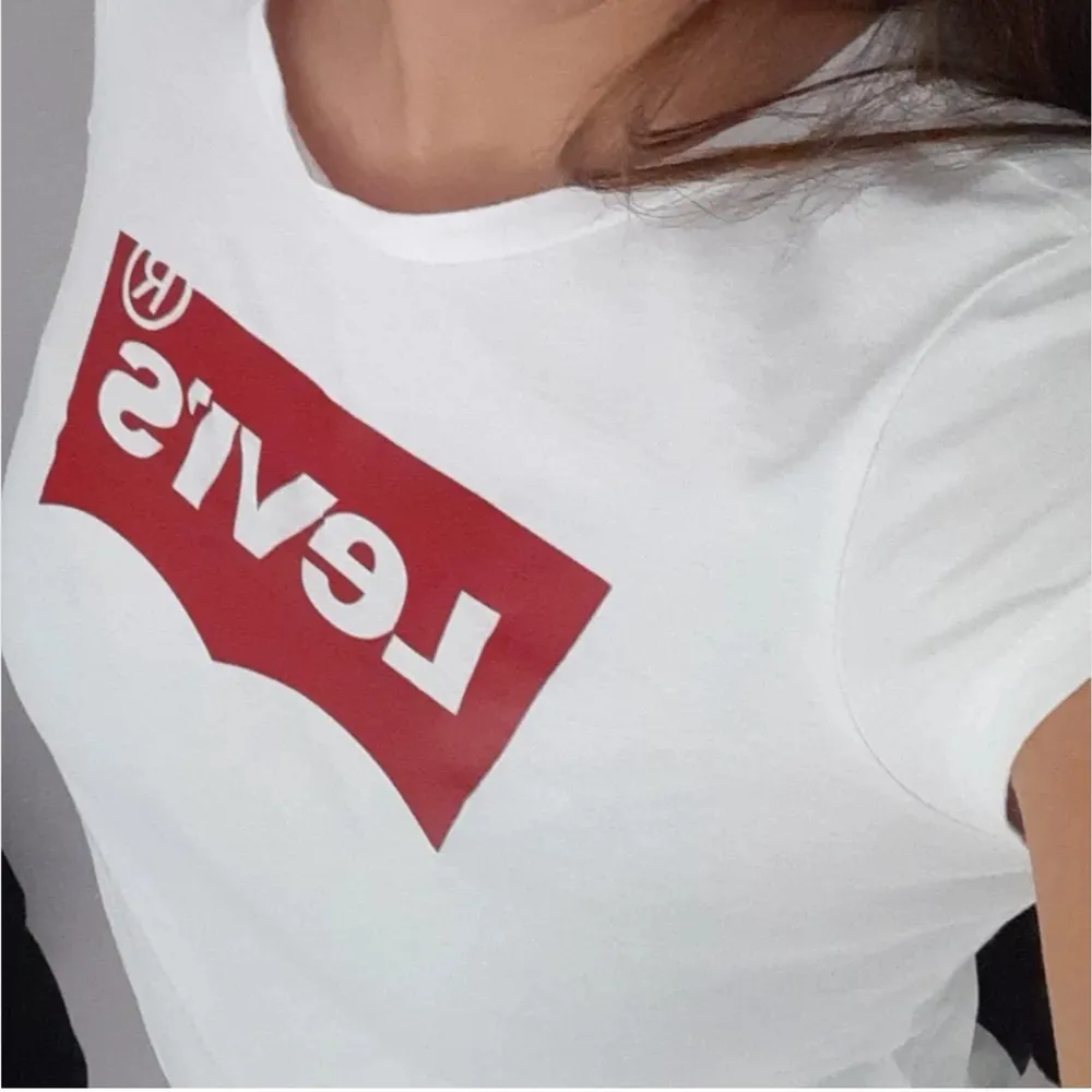 Vanlig snygg vit-röd Levis t-shirt köpt på zalando. Såklart äkta. Säljer då den är för liten. Köpare står för frakt. Bara att fråga om du undrar något💕. T-shirts.