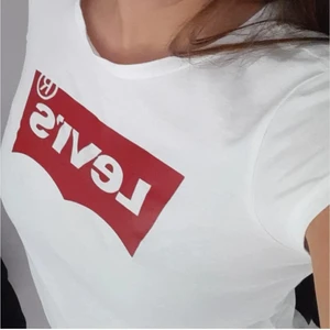 Levis t-shirt  - Vanlig snygg vit-röd Levis t-shirt köpt på zalando. Såklart äkta. Säljer då den är för liten. Köpare står för frakt. Bara att fråga om du undrar något💕