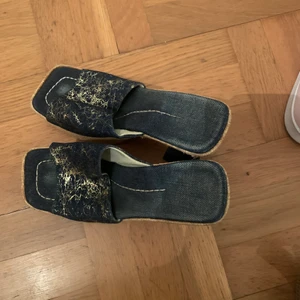 Trä skor - Assnygga trä\jeans klackar som inte längre kommer till användning. Pris kan diskuteras. Osäker på storleken. 
