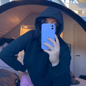 Svart croppad hoddie  - Svart croppad hoddie, snygg passform och luva! Frakt tillkommer!