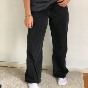 Levi’s jeans - High loose Levi’s jeans                                                     Nypris 1200                                                                                  Storlek 25 sitter som S, jag är i 158 cm lång                                         Varsamt använda 🥰                                                       (Säljer även ett till par blåa Levi’s jeans)