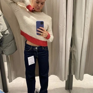 Slutsåld zara tröja - !SÄLJER BARA VID BRA BUD!                                    Säljer min suuuper sköna tröja från zara som såldes förra vintern. Inget fel alls på den, den har bara inte kommit till användning så mycket!❤️ köpt som S men kommer funka från XS-M beroende på hur man vill att den ska sitta💕 den är även rätt så stretchig