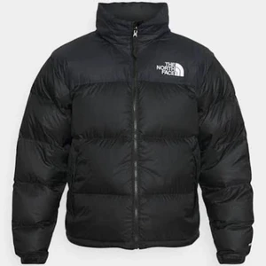 The north face jacka  - Säljer nu mig älskade north face jacka. Använd sparsamt en vinter. Köpte den för ca 2500kr och säljer den för 1000kr + frakt vilket är ett väldigt bra pris. Jackan är i storlek xs men passar upp till storlek M beroende på hur man vill att den ska sitta. Vid snabb deal står jag för frakten💞om du har någon fråga eller vill se mer bilder så att det bara att skriva till mig💞 !!!!! budgivning pågår men om nån är villig att köpa den direkt för 2000kr så tar jag INTE hänsyn till budgivningen !!!!!!💞