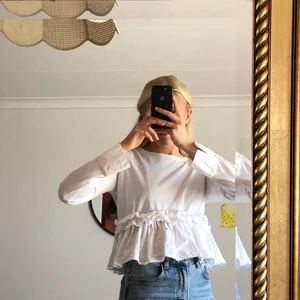 VIT BLUS - Supersöt fin blus från zara som funkar till alla tillfällen! Storlek M på lappen men skulle säga att de mer är en S💕💕 Obs se sista bilden, två små hål på armen!!! 