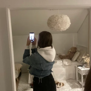 Jeansjacka  - Väldigt fin jeansjacka med sliten nederkant som slutar vid midjan. Säljer för att den aldrig används längre då jag har flera andra jackor☺️