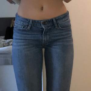 Ett par skitsnygga levi’s jeans! De är straight fit. Sitter jättebra men är lite för långa (har vikt upp på bilden) för mig som är 167. Är storlek 28 men passar mig som brukar ha 26/27, ganska stretchiga.