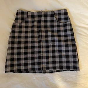 Rutig kjol - Jättefin svart, vit - & grårutig kjol från pull and bear i strl S💗 Med dragkedja!